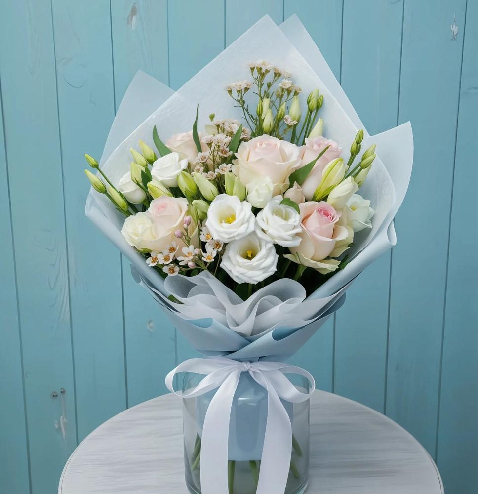 Букет цветов из: Розы и Лизиантусы в Немане