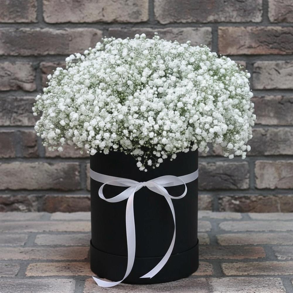 Цветочная композиция из Гипсофила в шляпной коробке в Немане