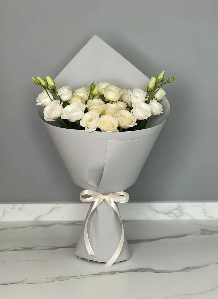 Букет цветов из: Розы и Лизиантусы в Немане