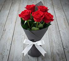 Букет 5 Красных роз Эдлесс Лав в Немане
