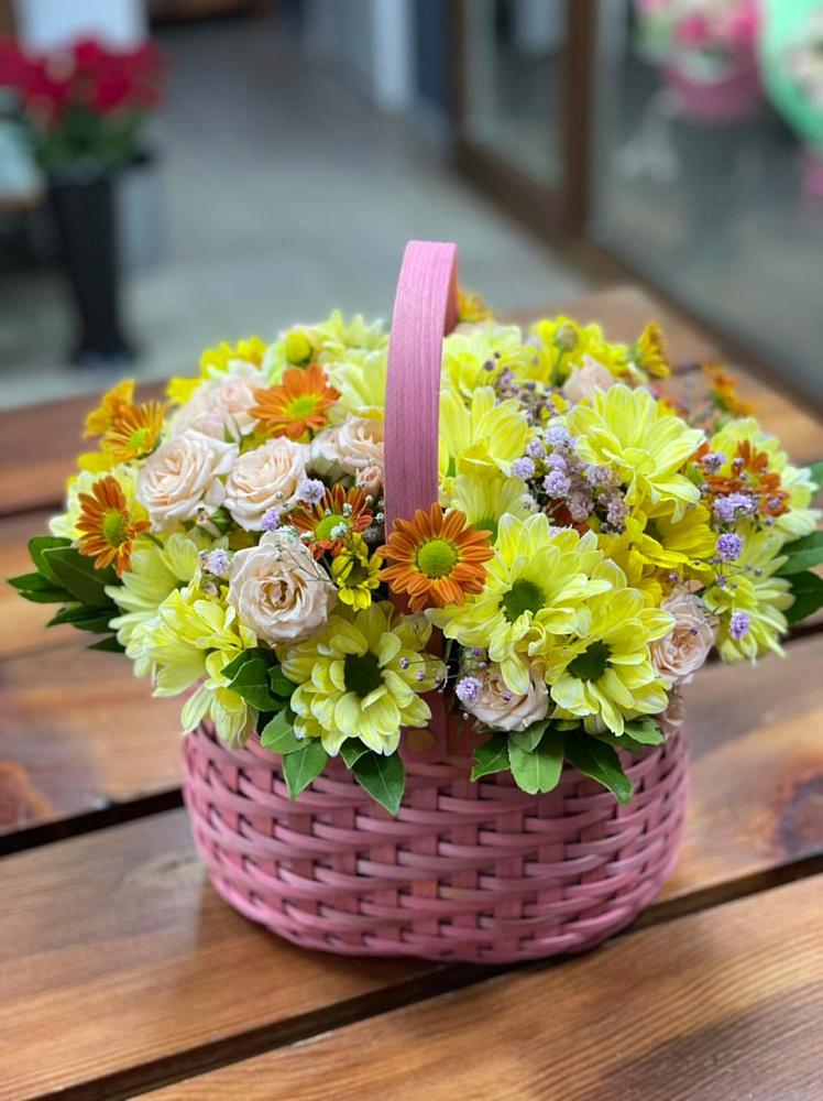 Цветочная композиция из Хризантемы и Розы в корзине в Немане
