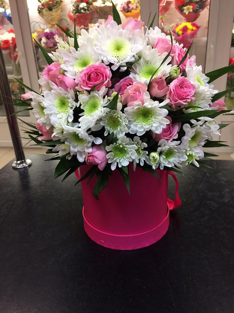 Цветочная композиция из Розы и Хризантемы в шляпной коробке в Немане