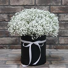 Цветочная композиция из Гипсофила в шляпной коробке в Немане