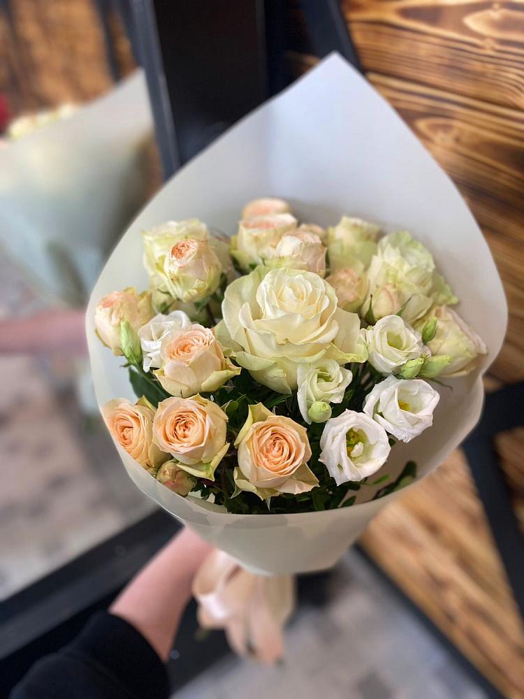 Букет цветов из: Розы и Лизиантусы в Немане